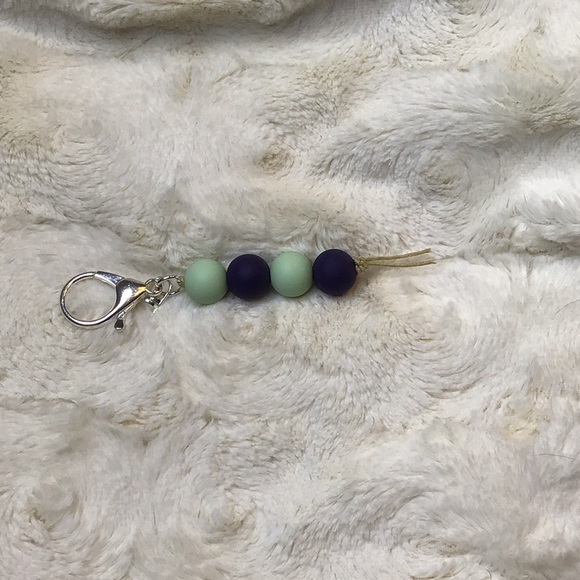 Handmade 15mm silicone bead keychain or zipper pull. Green/blue - Picture 2 of 3